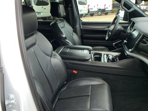 Used 2025 Jeep Wagoneer 4WD image 31