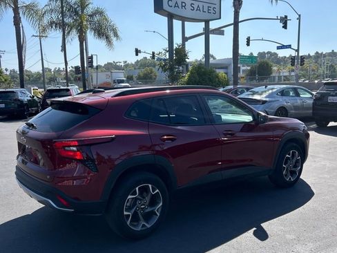 Used 2025 Chevrolet Trax LT w/ LT Convenience Package FWD image 3