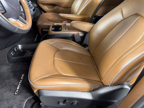 Used 2017 Chrysler Pacifica Limited image 12