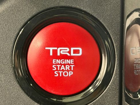 Used 2025 Toyota 4Runner TRD Off-Road Premium AWD/4WD image 31