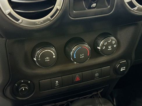 Used 2017 Jeep Wrangler Unlimited Rubicon w/ Connectivity Group image 15