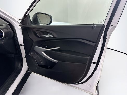 Used 2025 Chevrolet Trax LS FWD image 29