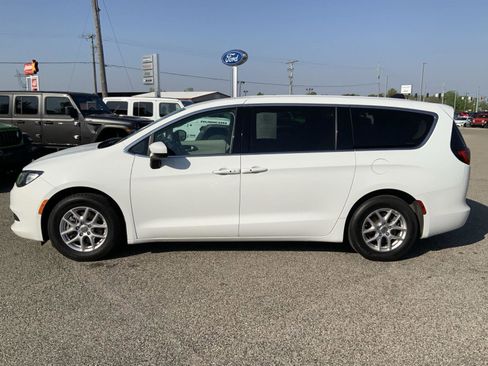 Used 2023 Chrysler Voyager LX FWD image 7