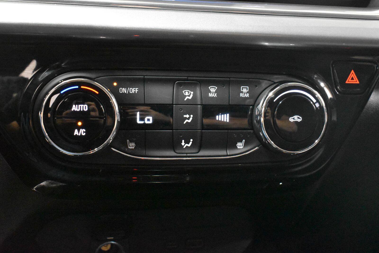 Used 2024 Chevrolet Trax LT w/ Driver Confidence Package FWD image 17