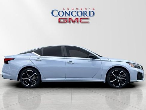 Used 2023 Nissan Altima 2.5 SR w/ SR Premium Package FWD image 3
