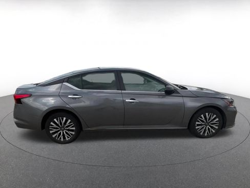 Used 2025 Nissan Altima 2.5 SV FWD image 16