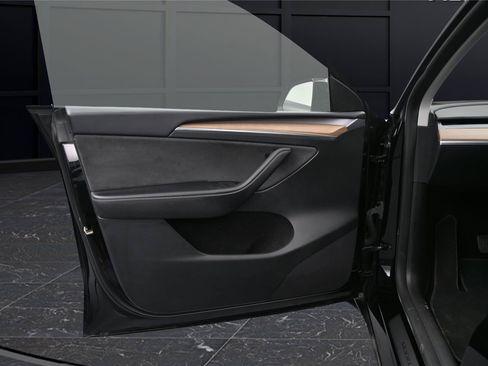 Used 2024 Tesla Model Y 2WD image 7