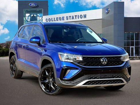 Used 2024 Volkswagen Taos SE w/ Panoramic Sunroof Package image 1