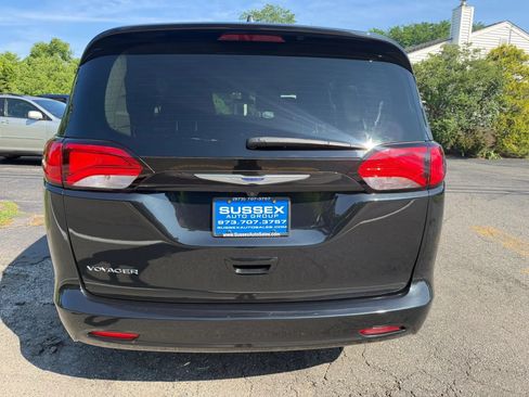 Used 2020 Chrysler Voyager L FWD image 5