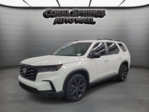 Used 2025 Honda Pilot Sport image 3