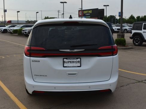 Used 2024 Chrysler Pacifica Touring-L FWD image 6
