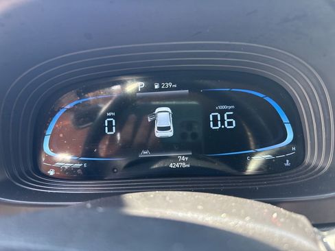 Used 2023 Hyundai Venue Limited FWD image 2