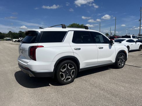 Used 2023 Hyundai Palisade SEL FWD image 2