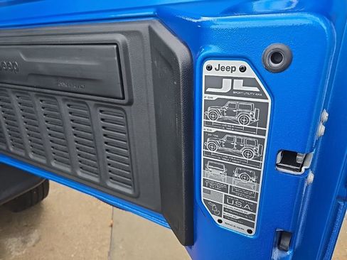 Used 2024 Jeep Wrangler Sahara w/ Technology Group AWD/4WD image 91