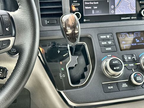 Used 2018 Toyota Sienna XLE Premium image 17