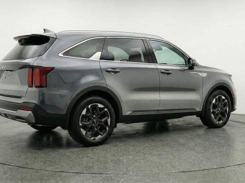 Used 2024 Kia Sorento S image 9