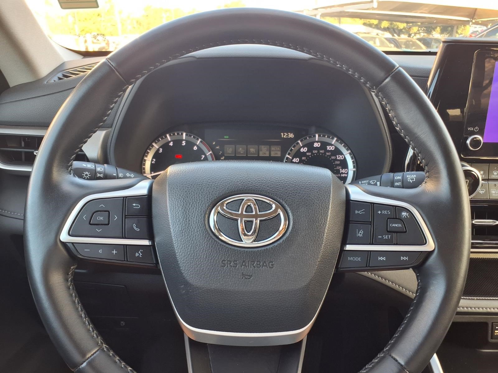 Used 2025 Toyota Highlander LE FWD image 25