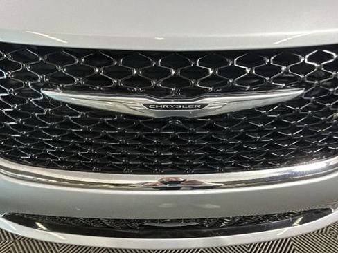 Used 2023 Chrysler Pacifica Touring-L FWD image 8