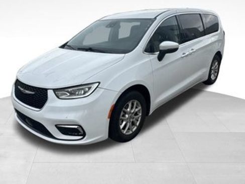 Used 2023 Chrysler Pacifica Touring-L FWD image 4