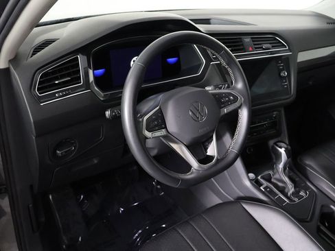 Used 2023 Volkswagen Tiguan SE w/ Panoramic Sunroof Package FWD image 27