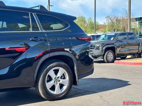 Used 2024 Toyota Highlander LE AWD/4WD image 10