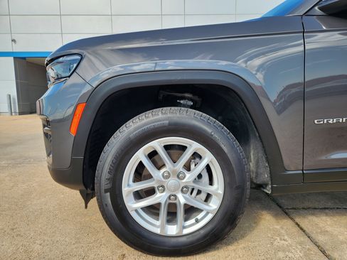 Used 2025 Jeep Grand Cherokee Laredo X image 8