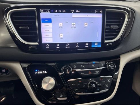 Used 2023 Chrysler Pacifica Touring-L FWD image 41