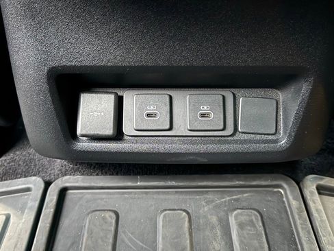 Used 2024 Land Rover Discovery Dynamic SE image 38