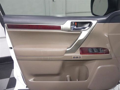 Used 2018 Lexus GX 460 Premium w/ Premium Package image 18