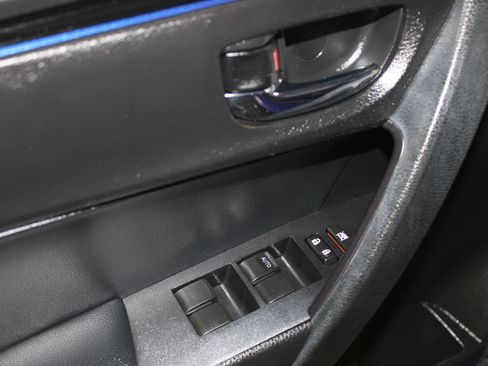 Used 2018 Toyota Corolla SE w/ SE Premium Package FWD image 8