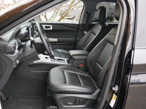 Certified 2024 Ford Explorer XLT w/ Equipment Group 202A image 3