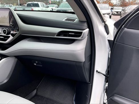 Used 2024 Toyota Highlander XLE image 18