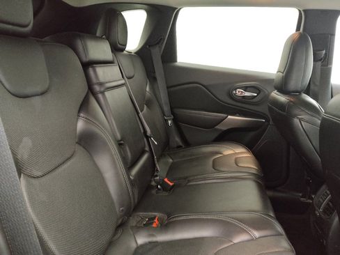 Used 2019 Jeep Cherokee Limited image 19