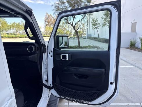 Used 2018 Jeep Wrangler Unlimited Sahara AWD/4WD image 16