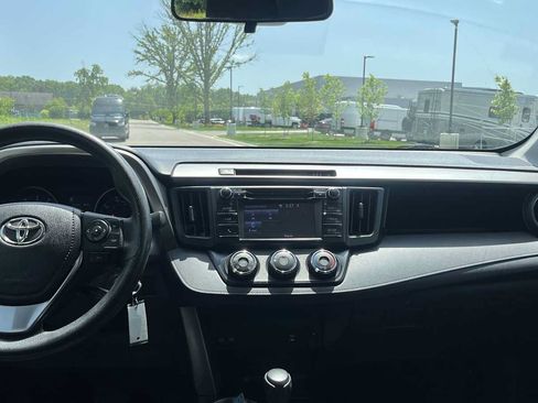 Used 2017 Toyota RAV4 LE AWD/4WD image 28
