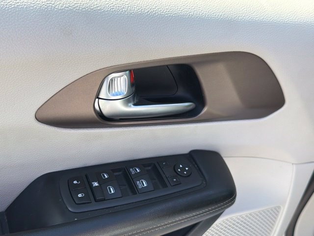 Used 2022 Chrysler Voyager LX FWD image 21