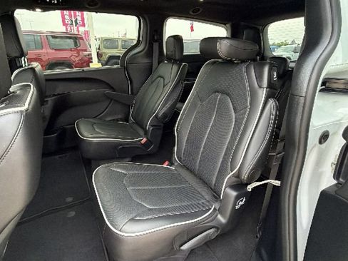 Used 2026 Chrysler Pacifica Limited FWD image 24