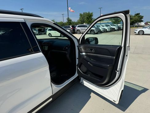 Used 2018 Ford Explorer XLT w/ Equipment Group 201A AWD/4WD image 25