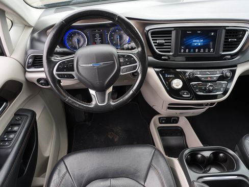 Used 2019 Chrysler Pacifica Touring-L image 20