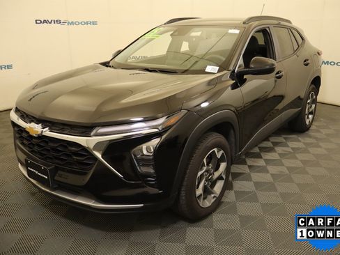 Used 2025 Chevrolet Trax LT FWD image 12