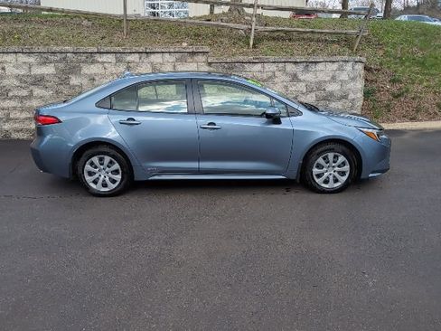 Used 2025 Toyota Corolla LE image 2