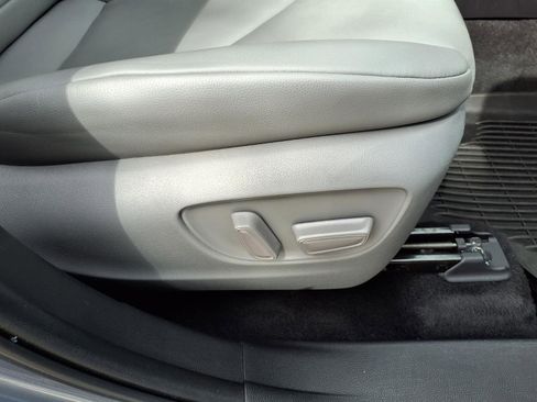 Used 2022 Toyota Highlander XLE FWD image 12