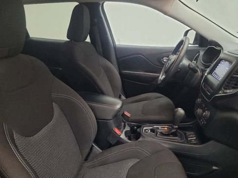 Used 2019 Jeep Cherokee Latitude w/ Popular Appearance Group FWD image 21