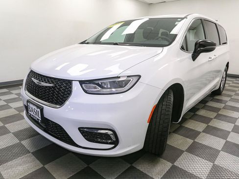 Used 2025 Chrysler Pacifica Select FWD image 4