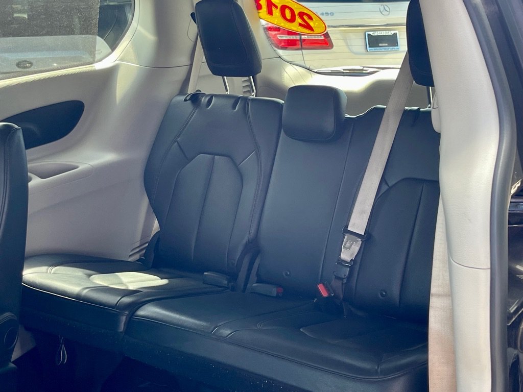 Used 2018 Chrysler Pacifica Touring-L FWD image 19