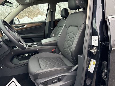 Used 2025 Volkswagen Atlas SE image 9