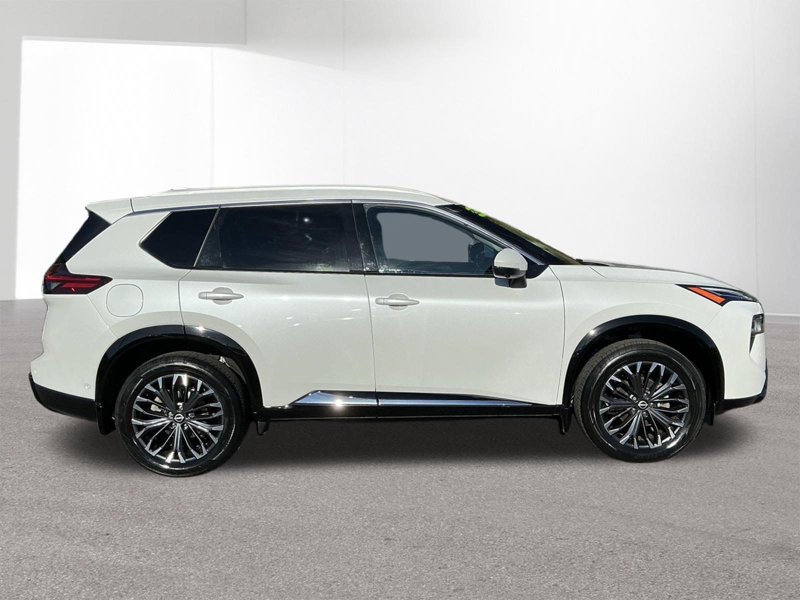 Used 2024 Nissan Rogue Platinum w/ Platinum Premium Package AWD/4WD image 2