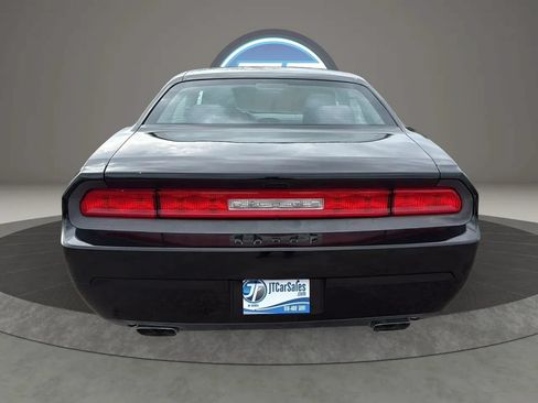 Used 2014 Dodge Challenger SXT RWD image 9