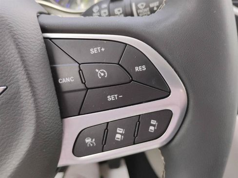 Used 2023 Chrysler Pacifica Touring-L FWD image 36
