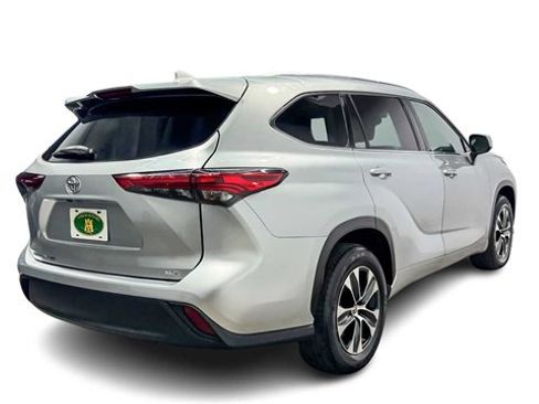 Used 2020 Toyota Highlander XLE image 2